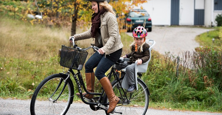 Cykelhjälmsanvändningen ökar bland vuxna.